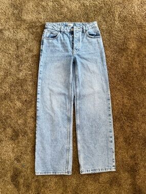 Light wash Roxy loose fit jeans; perfect condition